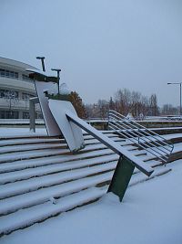 Plastika u budovy GiST (Hradec Králové)