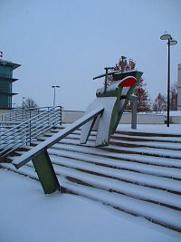 Plastika před budovou GiST (Hradec Králové)