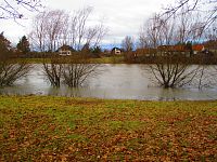 Řeka Orlice pod mostem ve Svinarech (Hradec Králové)