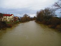 Řeka Orlice nad mostem ve Svinarech (Hradec Králové)