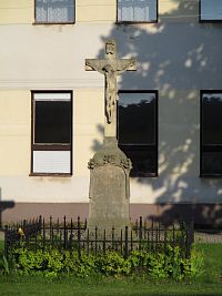Kříž před školou v Dobřenicích