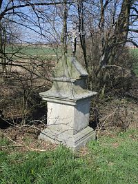 Kříž v místech nejstaršího hřbitova (Hořiněves)