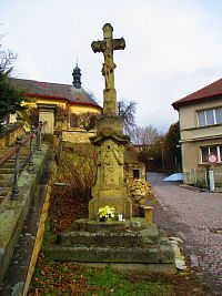 Kříž u schodiště ke kostelu Nanebevstoupení Páně (Brandýs nad Orlicí)