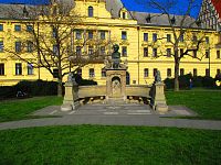 Pomník Vítězslava Hálka s kašnou na Karlově náměstí v Praze