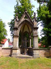 Novogotická hrobka Lützowů u kostela sv. Michaela, archanděla (Borohrádek)