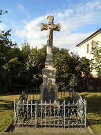 Kamenný kříž a zvonička proti škole ve Vysoké nad Labem
