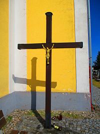 Kříž před kostelem sv. Jiří (Býšť)