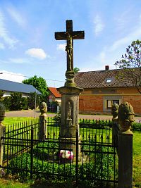 Kříž u kaple sv. Ludmily (Městec u Nahořan)
