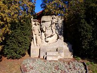 Pomník padlým (Slatina u Hradce Králové)