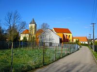 Pohled na kostel a školu od Olšovky (Lochenice)