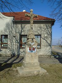 Kříž před hostincem (Střezetice)