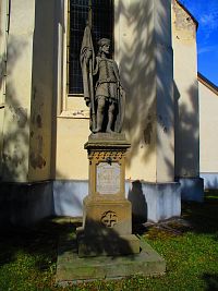 Socha sv. Václava u kostela Povýšení sv. Kříže (Poděbrady)