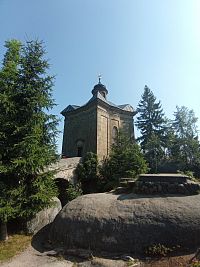 Kaple Panny Marie Sněžné na vrchu Hvězda v Broumovských stěnách
