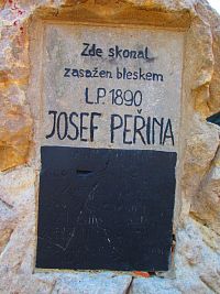 Pomník Josefa Peřiny (Hradec Králové)