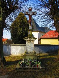 Kříž u kostela sv. Kateřiny Alexandrijské (Kudowa-Zdrój)