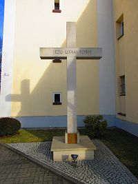 Misijní kříž u kostel sv. Kateřiny Alexandrijské (Kudowa-Zdrój)