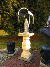 Socha Panny Marie u kostela sv. Kateřiny Alexandrijské (Kudowa-Zdrój)