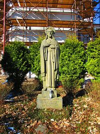 Socha Ježíše Krista u kostela Nejsvětější Trojice (Žacléř)