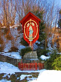 Panna Marie Růžencová u kostela sv. Jana Nepomuckého (Svoboda nad Úpou)