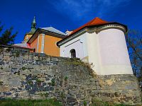 Kostel Narození Panny Marie s kaplí Panny Marie Pomocné (Kravaře)