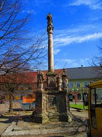Sloup se sochou Panny Marie (Kravaře)
