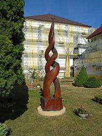 Dřevořezba u OÚ (Chvojenec)
