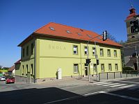 Škola s novou fasádou (Stěžery)