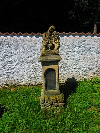 Jeden z náhrobků u kostela sv. Bartoloměje (Heřmanice)