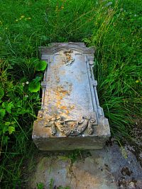 Pozůstatek kříže před kaplí (Dříš)