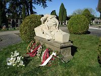 Socha „Plačící ženy“ na hřbitově v Jaroměři