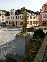 Senior dům Beránek s pomníkem T. G. Masaryka v popředí (Úpice)