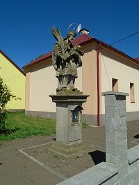 Socha sv. Jana Nepomuckého, kterou dříve původní  zvonička doprovázela (Černožice)