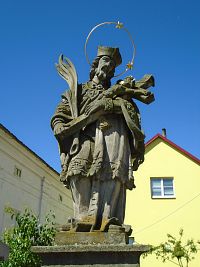 Socha sv. Jana Nepomuckého, kterou dříve původní  zvonička doprovázela (Černožice)