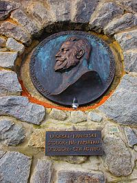 Reliéf a pamětní deska na Szilágyiho pavilonu (Starý Smokovec)