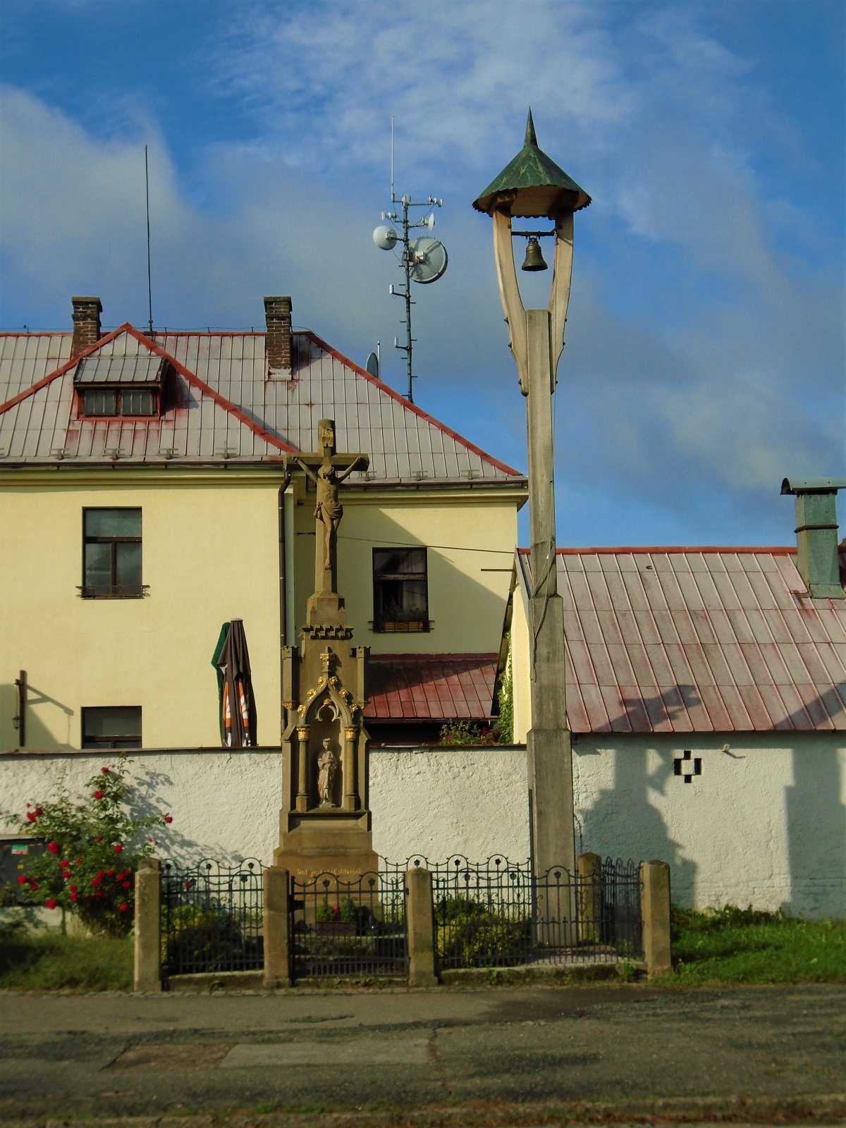 Zvonička s kamenným křížem ve Svinarech