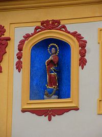 Nika se soškou Panny Marie na čp. 141 (Pardubice)