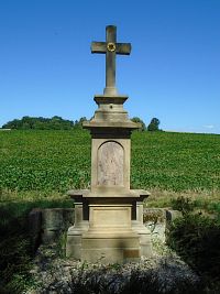 Kříž u silnice proti mlýnu (Hustířany)