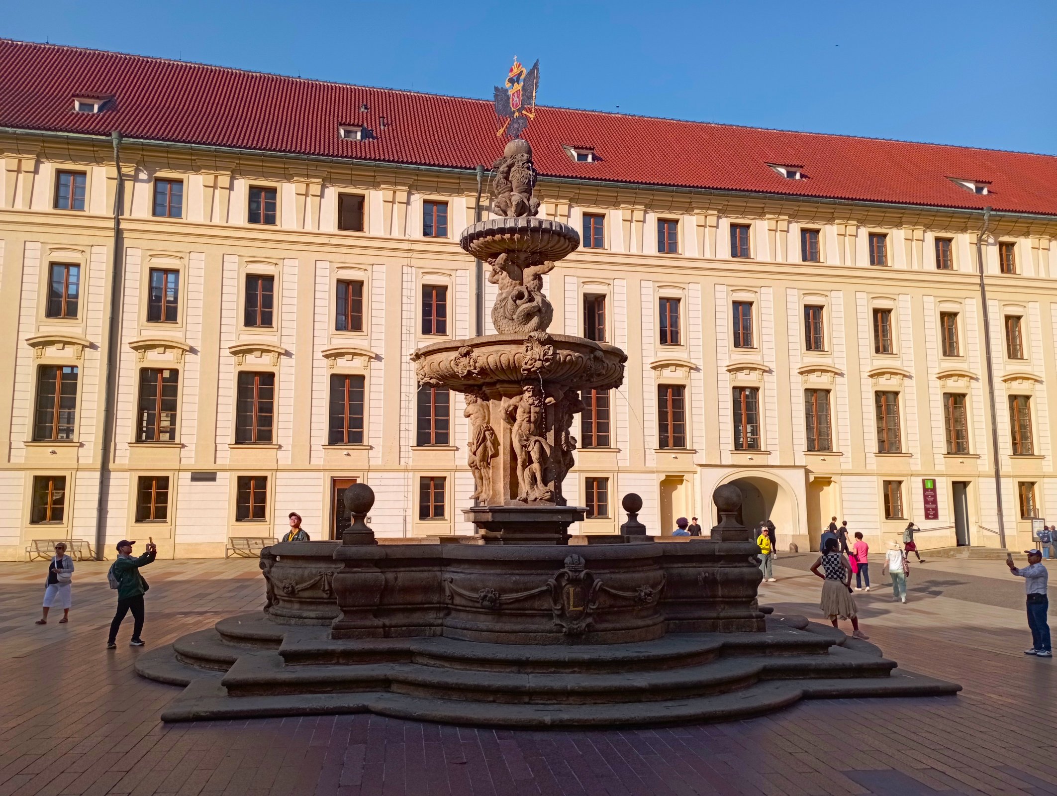 Kohlova kašna a hradní studna na II. nádvoří Pražského hradu