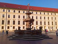 Kohlova kašna a hradní studna na II. nádvoří Pražského hradu