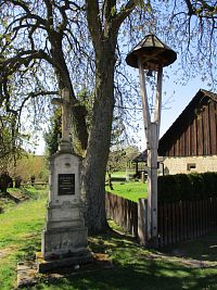 Kříž se zvoničkou ve Lhotě (Lužany)