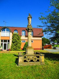 Socha Panny Marie s Jezulátkem (Staré Nechanice)