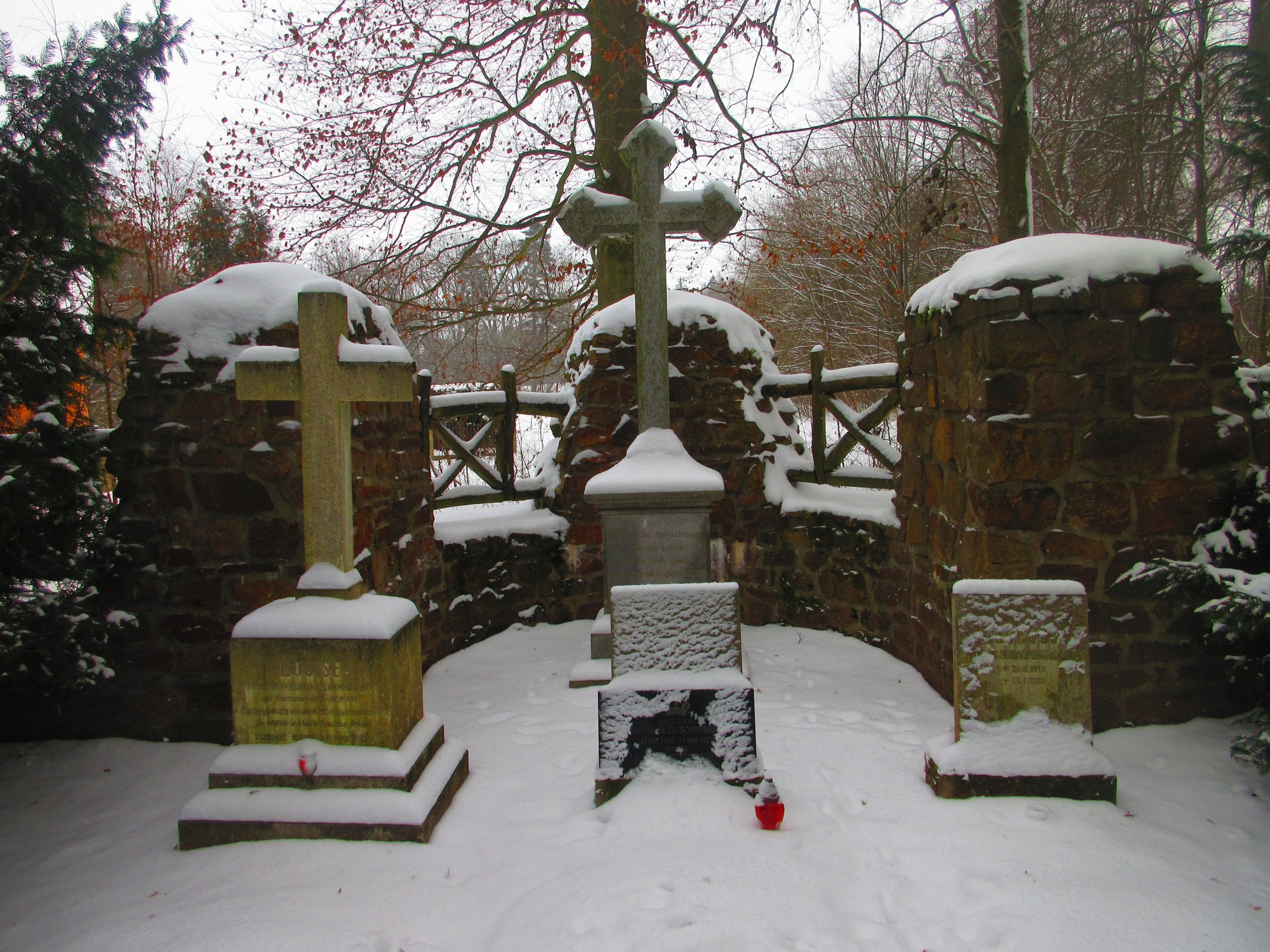 Vojenský hřbitov v zámecké aleji v Náchodě