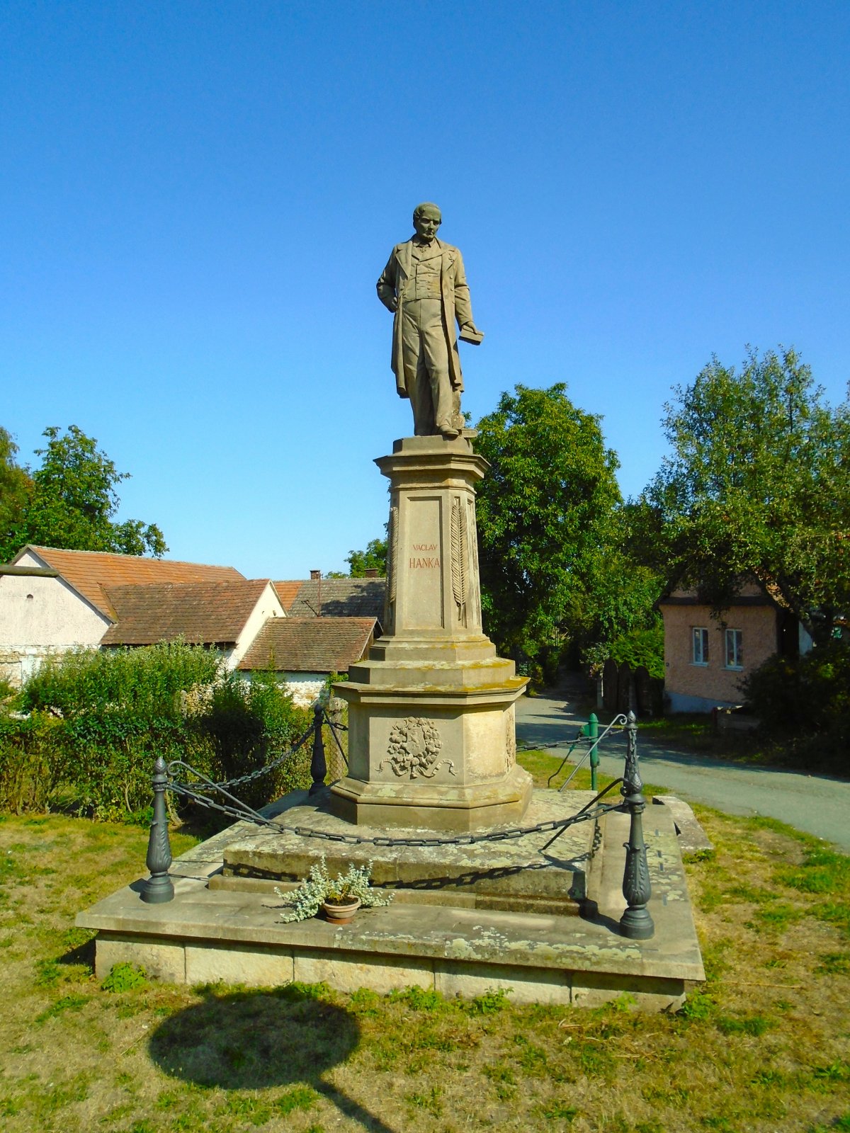 Pomník Václava Hanky v Hořiněvsi