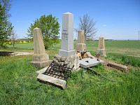 Pomníky z války roku 1866 po rekonstrukci (Dlouhé Dvory)