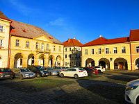 Valdštejnovo náměstí čp. 38 a 99 (Jičín)