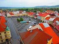 Pohled na Valdštejnovo náměstí z Valdické brány (Jičín)