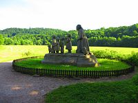 Pomník Babičky Boženy Němcové v Babiččině údolí