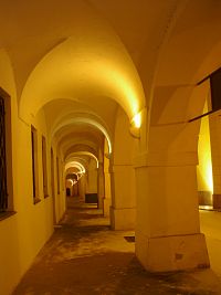 Podloubí v Rokitanského ulici (Hradec Králové)