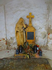 Náhrobník u kostela sv. Jana Křtitele (Velké Losiny)