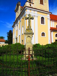 Kříž u kostela Narození Panny Marie (Dašice)